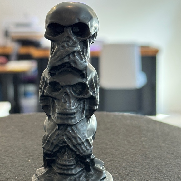 Obsidian Skulls - Picture 1 of 1